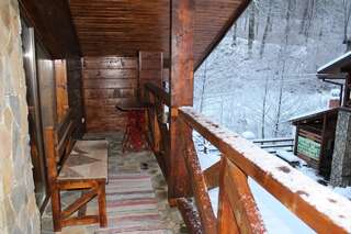 Отель Chalet Vedmezhe Поляна Четырехместный номер с балконом-5